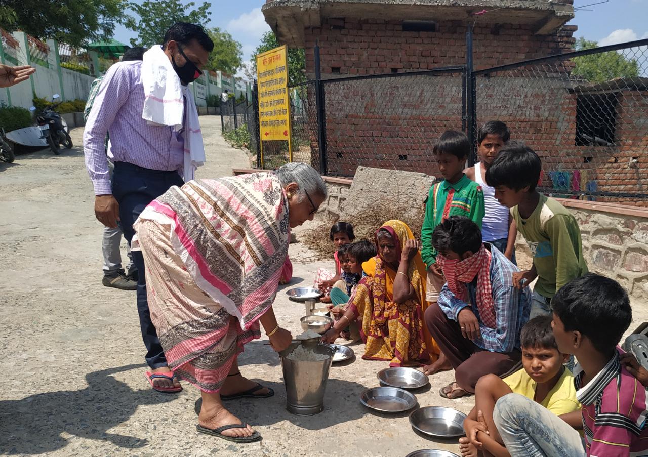 न्यूज नालंदा – माँ तुझे सलाम :- बुजुर्ग महिला ने पेंशन की राशि दे गरीबों को खिलाया खाना….